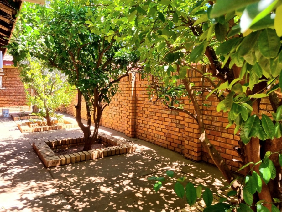 4 Bedroom Property for Sale in Roylglen Gardens Northern Cape